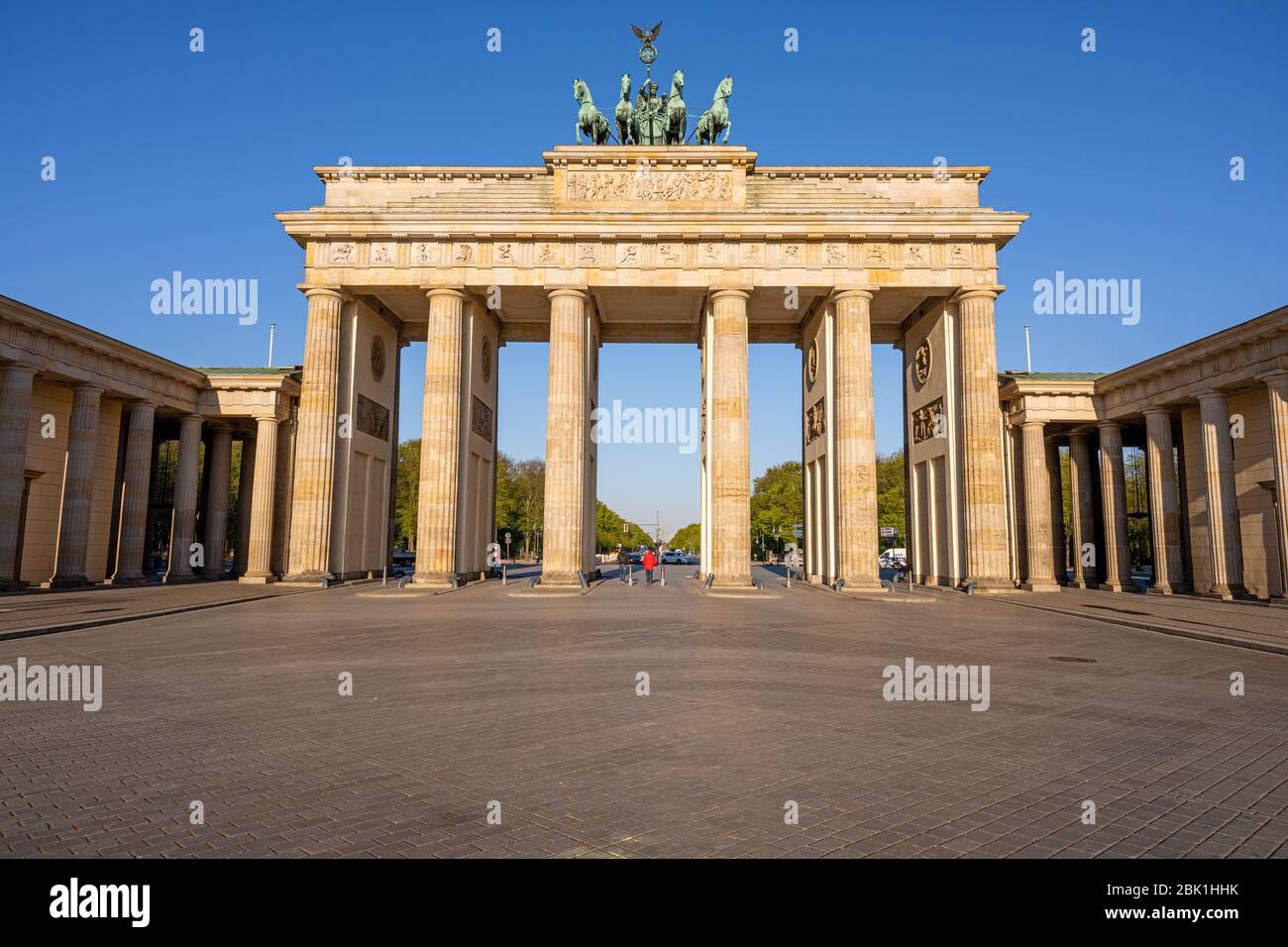La célèbre Brandenburger Tor à Berlin sans personne Banque D'Images