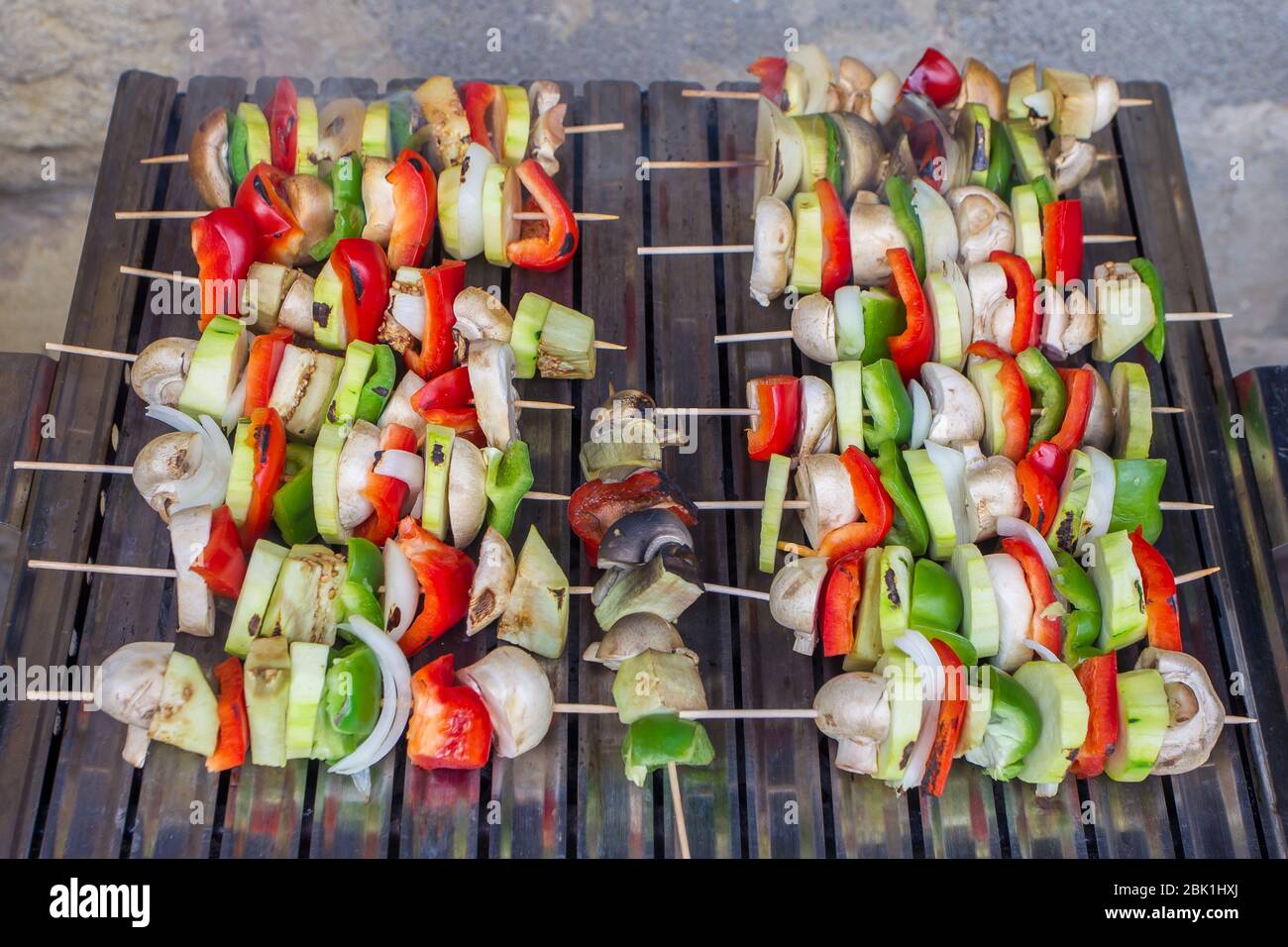 Brochettes de légumes sur le barbecue. Banque D'Images