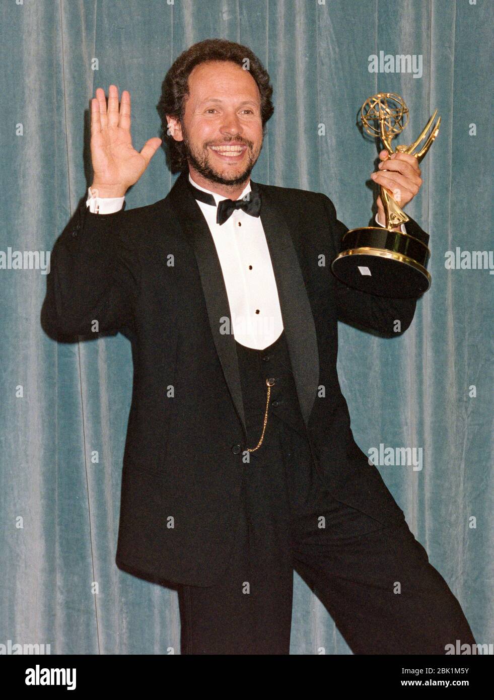 PASADENA, CALIFORNIE. 16 septembre 1990 : acteur Billy Crystal aux Primetime Emmy Awards à Pasadena. Photo du fichier © Paul Smith/Featureflash Banque D'Images