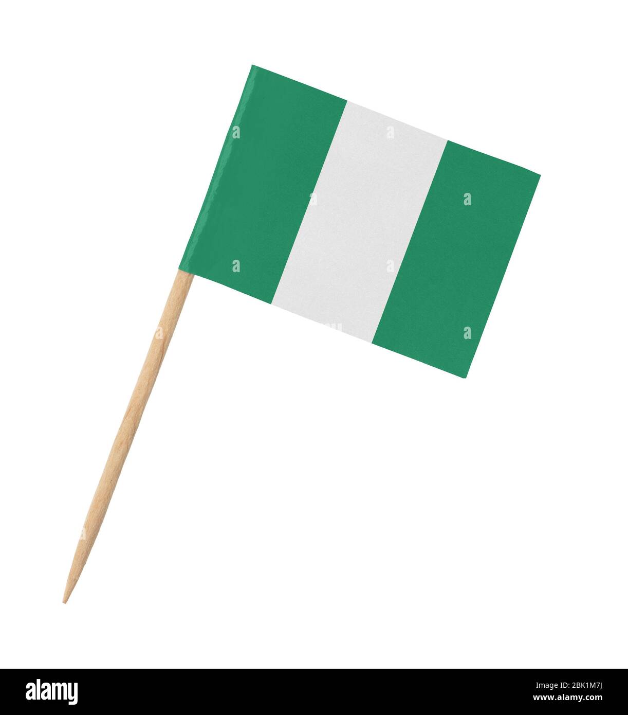 Petit drapeau de papier du Nigeria sur bâton de bois, isolé sur blanc Banque D'Images