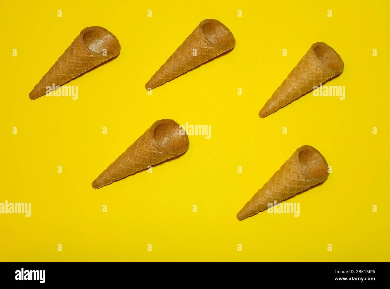 Videz les cônes de glace sur fond jaune. Design minimaliste Banque D'Images