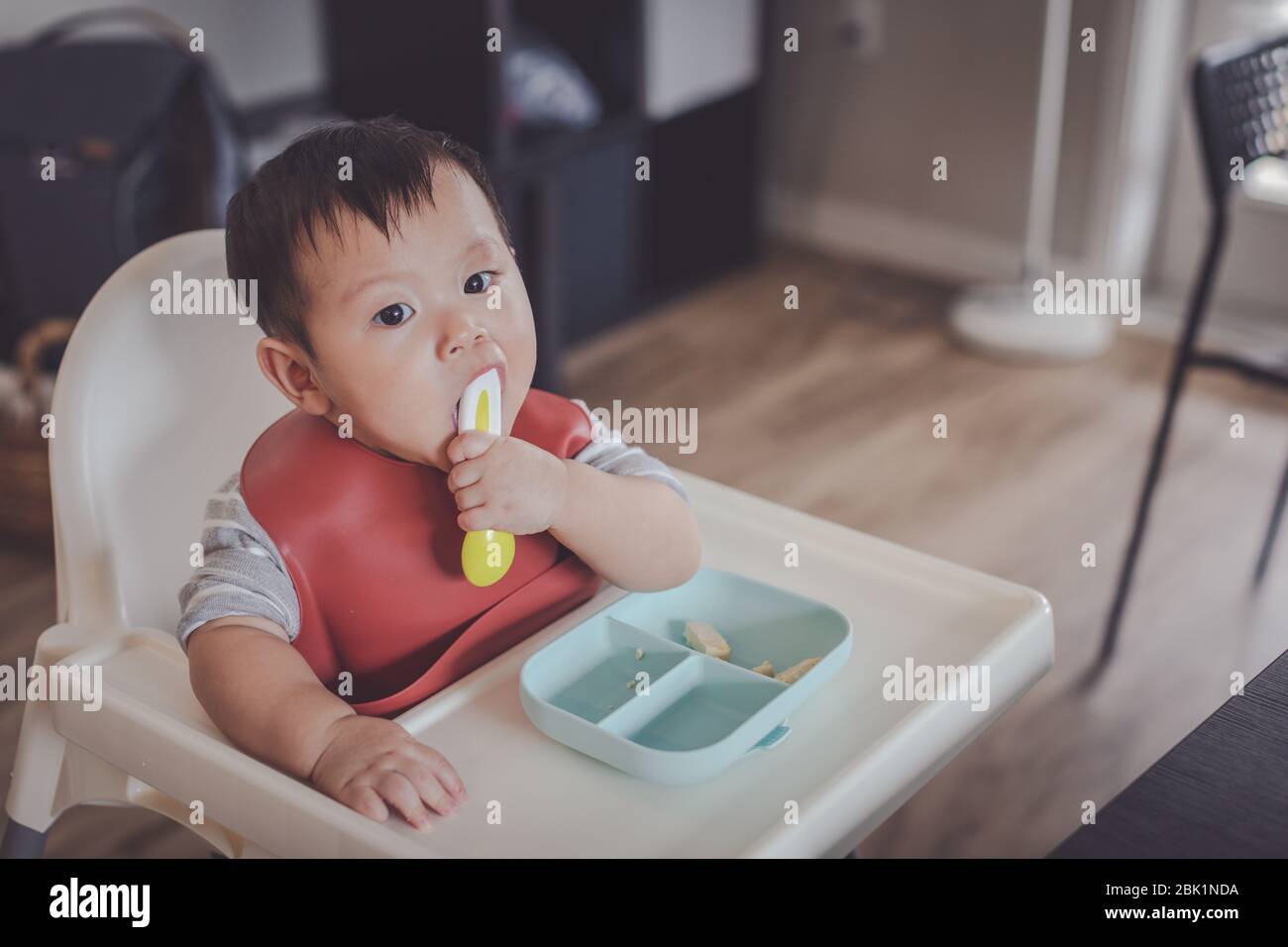 La Cuillere Pour Bebe Se Mange Bien Il A 10 Mois Photo Stock Alamy