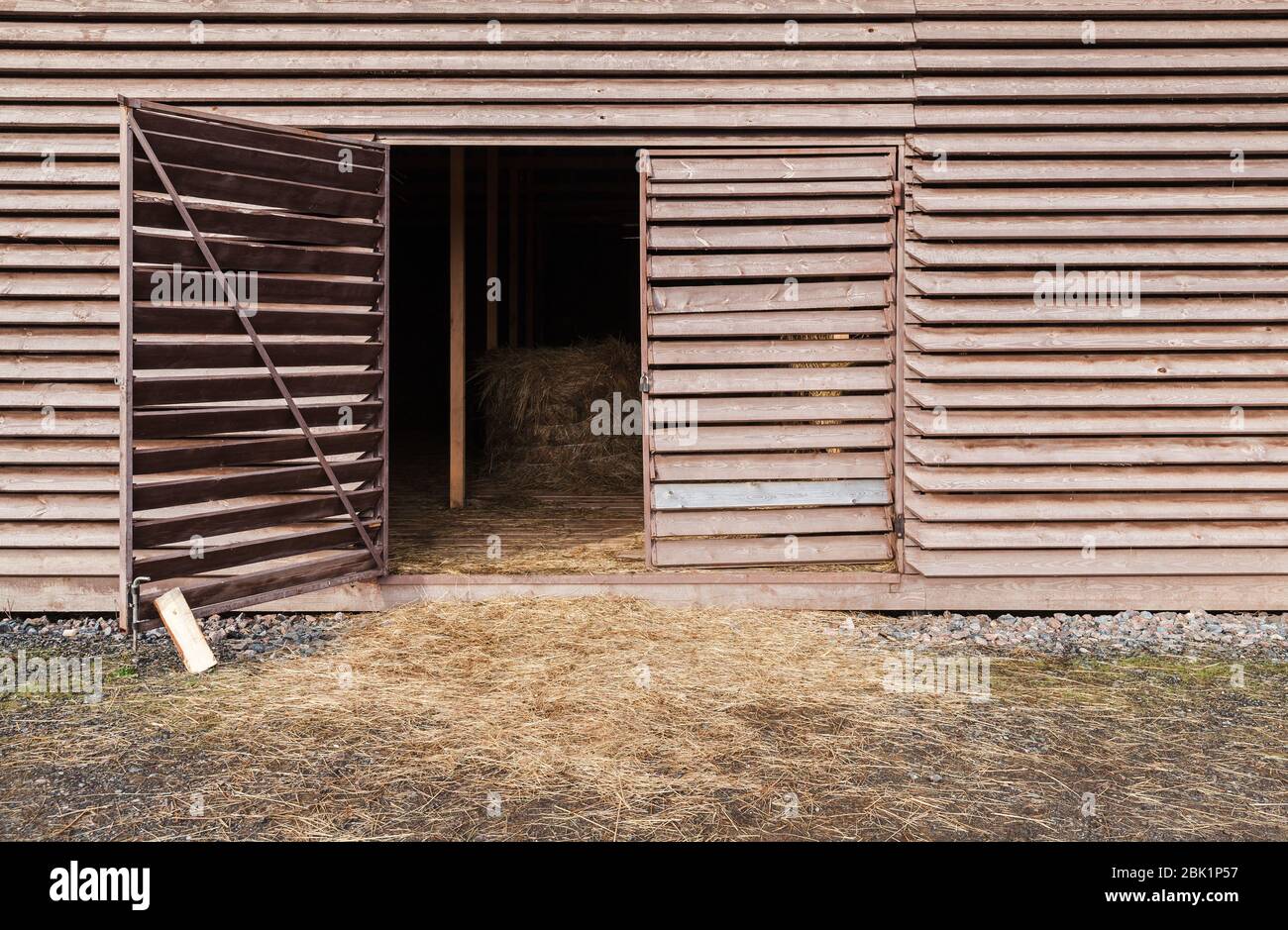Porte ouverte d'une ancienne grange en bois, détail de l'architecture rurale, texture de photo d'arrière-plan Banque D'Images