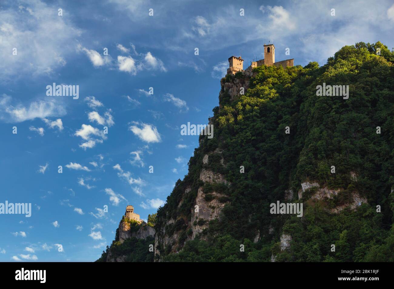 République de Saint-Marin. La tour Guaita, à droite et la tour Cesta, en bas à droite. Le centre historique de Saint-Marin et le mont Titano sont un Herita du monde de l'UNESCO Banque D'Images