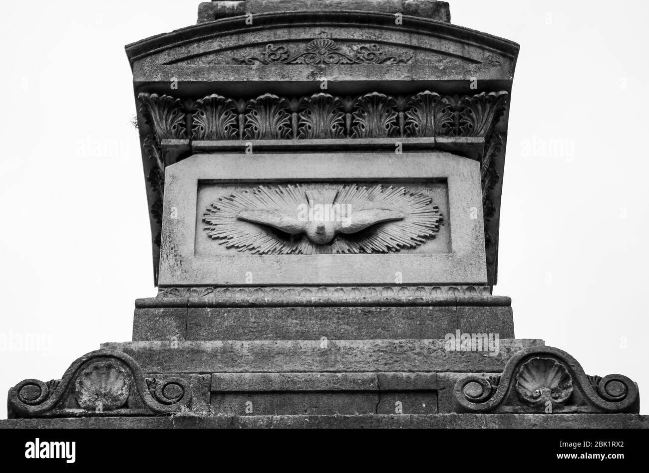 Détail de l'oiseau dans la sculpture de vol sur mausolée Banque D'Images