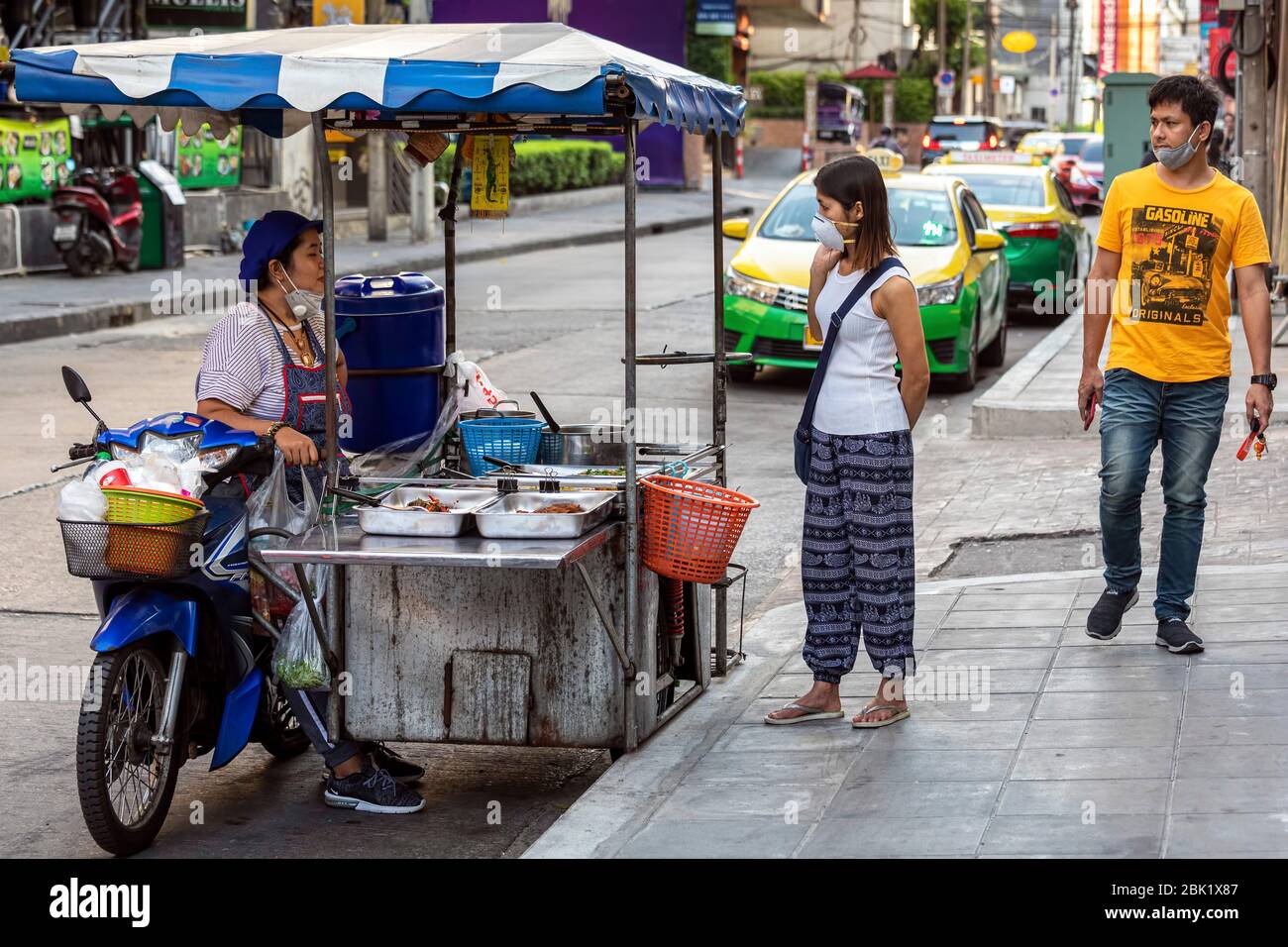 Vendeur de nourriture de rue avec facemask et client pendant la pandémie de Covid 19, Bangkok, Thaïlande Banque D'Images