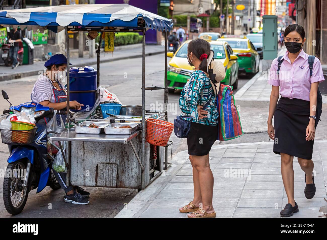 Vendeur de nourriture de rue avec facemask et client pendant la pandémie de Covid 19, Bangkok, Thaïlande Banque D'Images
