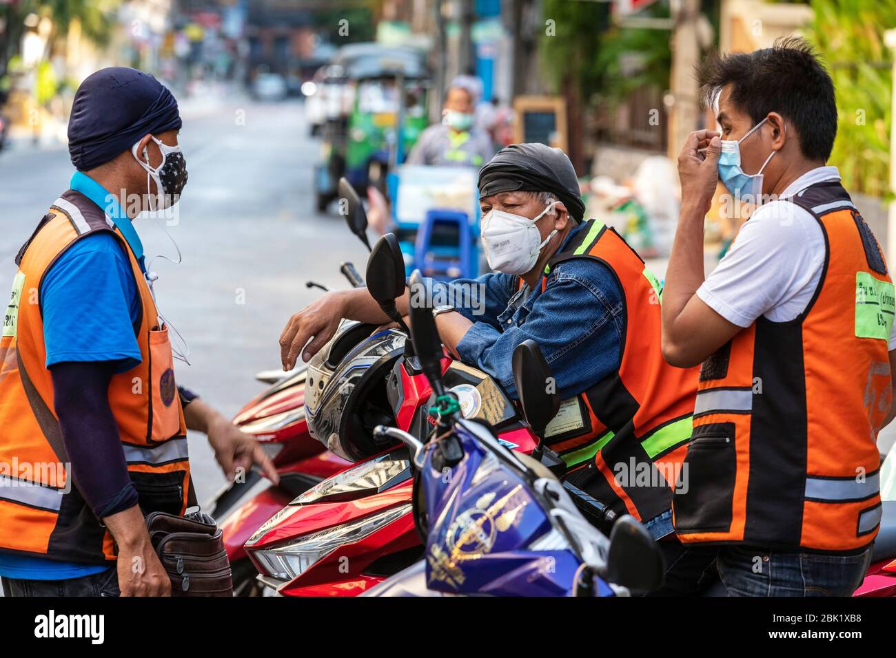 Les chauffeurs de taxi de moto portant des masques de facembaes pendant la pandémie de Covid 19, Bangkok, Thaïlande Banque D'Images