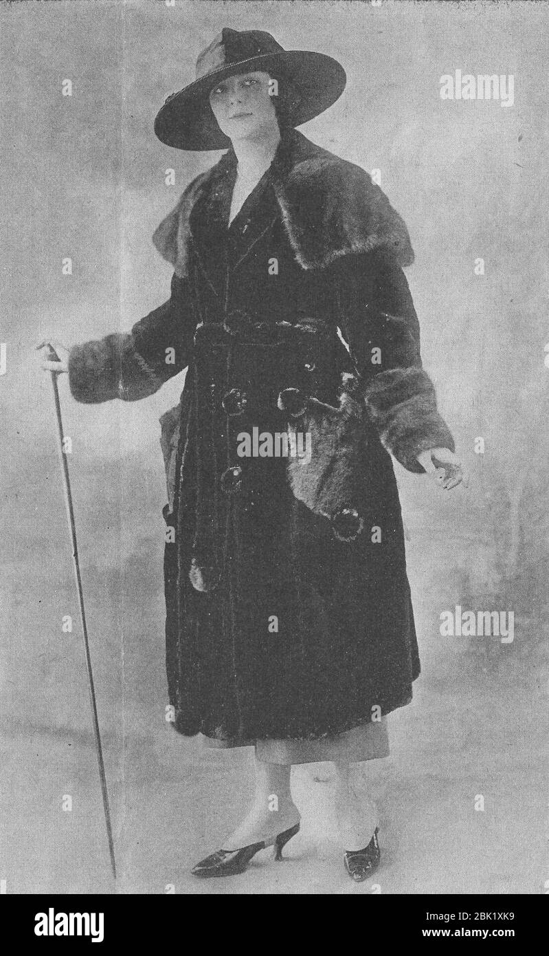 Manteau de phoque d'Hudson (rat musqué) garni de vison américain, 1917. Banque D'Images