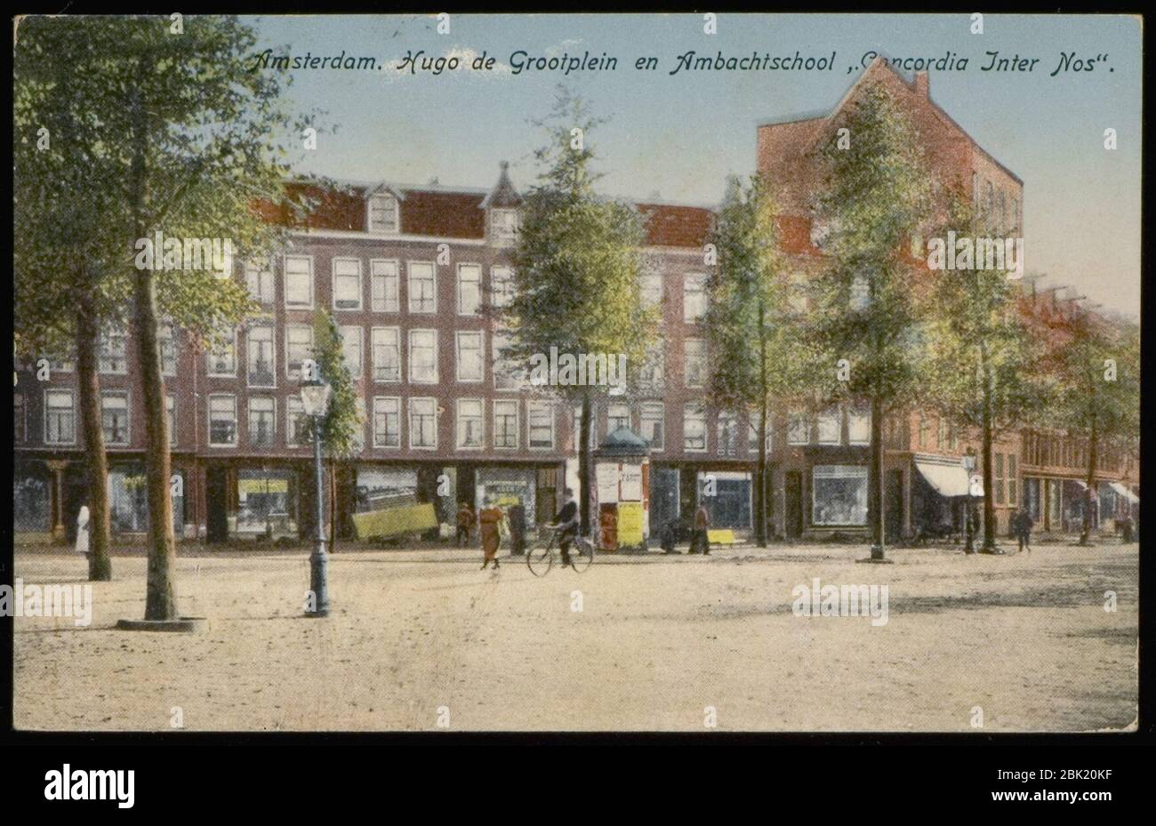 Hugo de Grootplein op de kruising van Frederik Hendrikstraat en Tweede Hugo de Grootstraat. Uitlawait P.H. v.d. Wal, Amsterdam, Banque D'Images