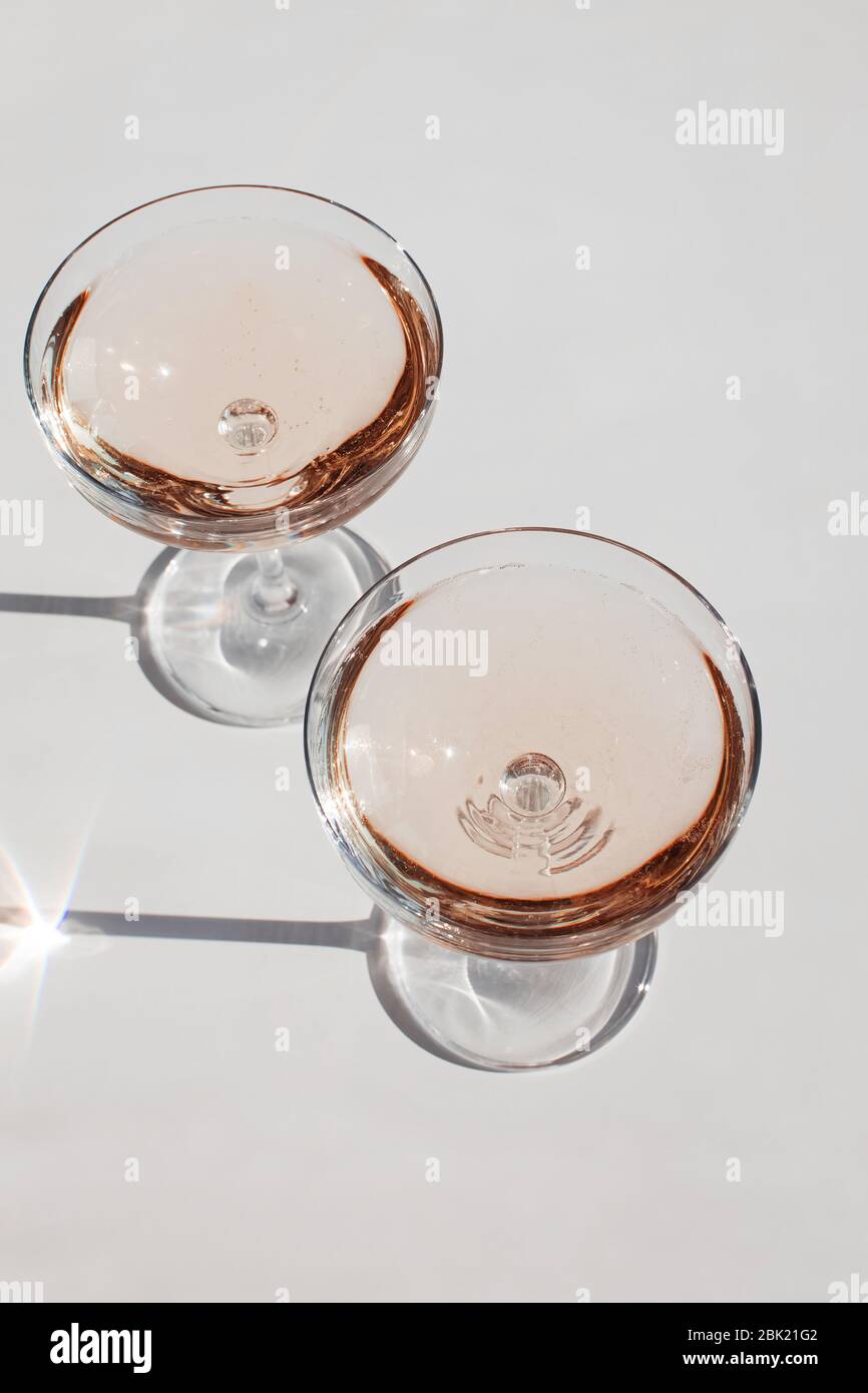 Verre de vin mousseux sur la table blanche Banque D'Images