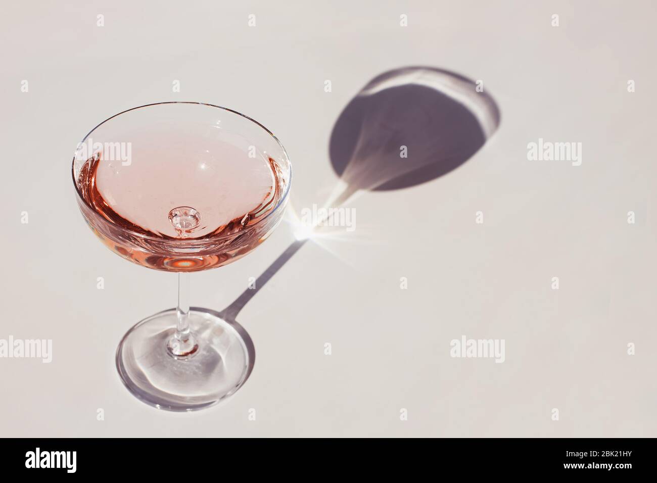 Verre de vin mousseux sur la table blanche Banque D'Images
