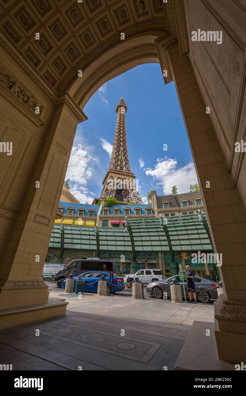 Vue sur la Tour Eiffel de Paris depuis l'Arc de Triomphe, le Strip Las Vegas Boulevard, Las Vegas, Nevada, Etats-Unis, Amérique du Nord Banque D'Images