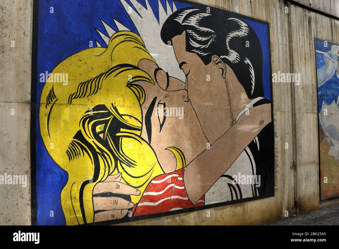 Le baiser, Roy Fox Lichtenstein peinture sur le mur de rue, l'art de rue, célèbre peinture Banque D'Images