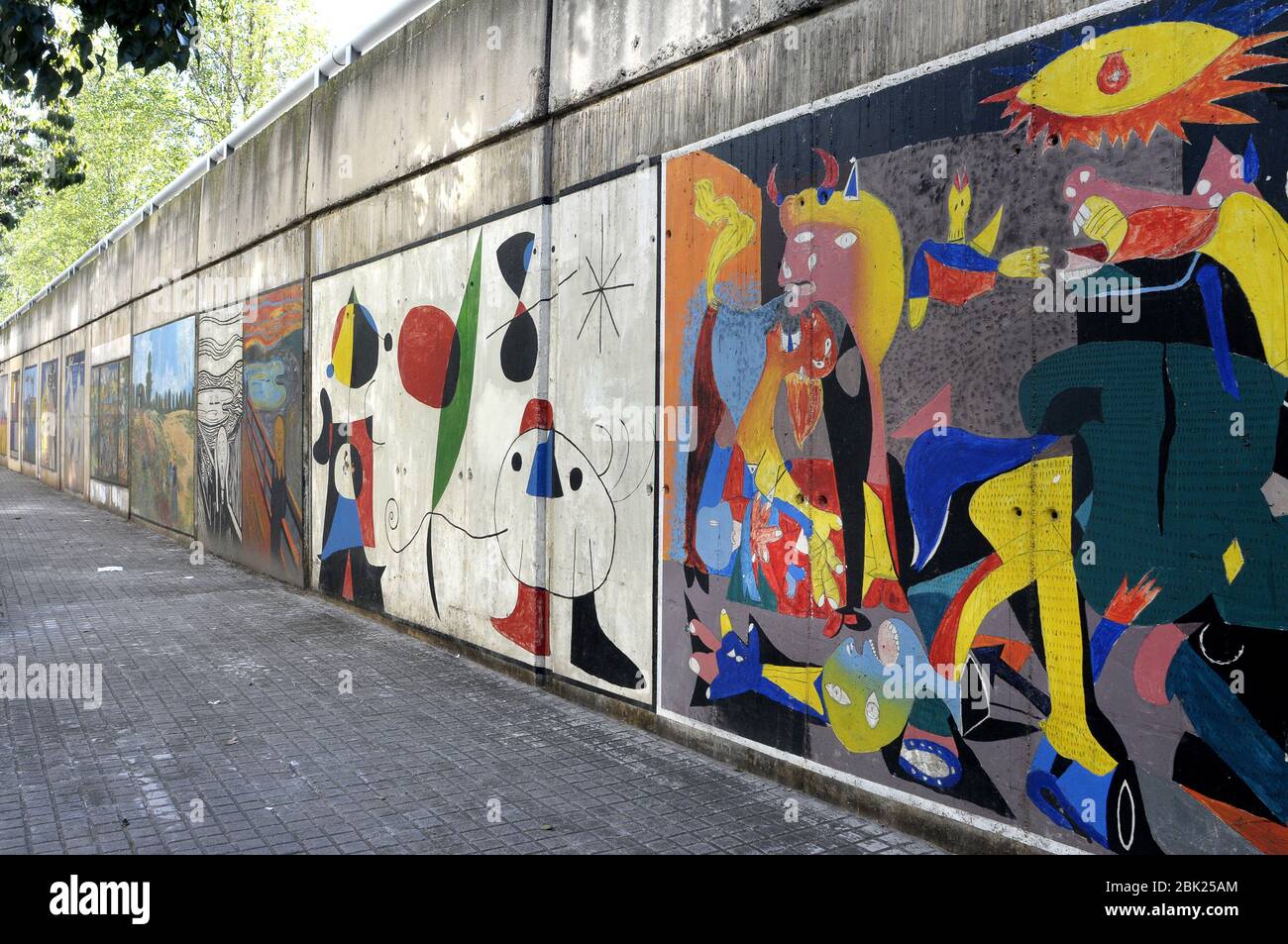 Peinture colorée Guernica Picasso sur la rue, l'art de la rue, célèbre peinture Banque D'Images