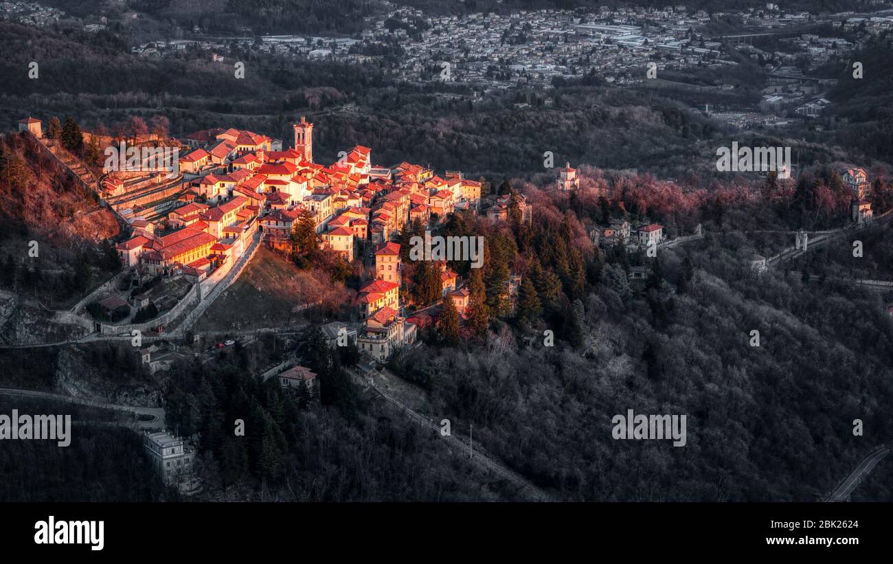 Petit village ancien du Mont Sacré de Varese illuminé par le soleil couchant Banque D'Images