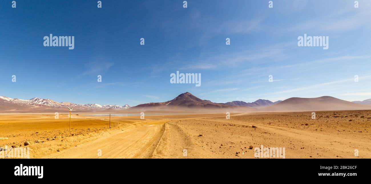 Vue panoramique sur le désert de Siloli. Magnifique paysage des Andes boliviennes spectaculaires et de l'Altiplano le long de la route pittoresque entre la frontière Banque D'Images
