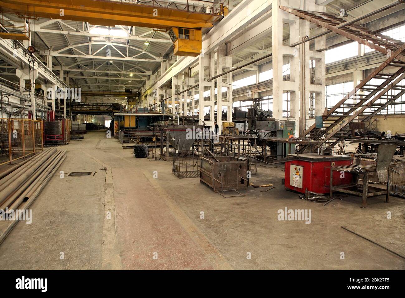 Usine de panneaux en béton pour la construction à domicile. Production énorme. Création de matériaux de construction. Panneaux de production pour la construction et renforcés Banque D'Images