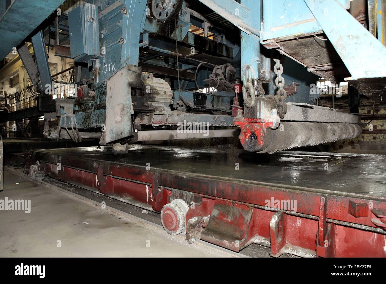 Usine de panneaux en béton pour la construction à domicile. Production énorme. Création de matériaux de construction. Panneaux de production pour la construction et renforcés Banque D'Images