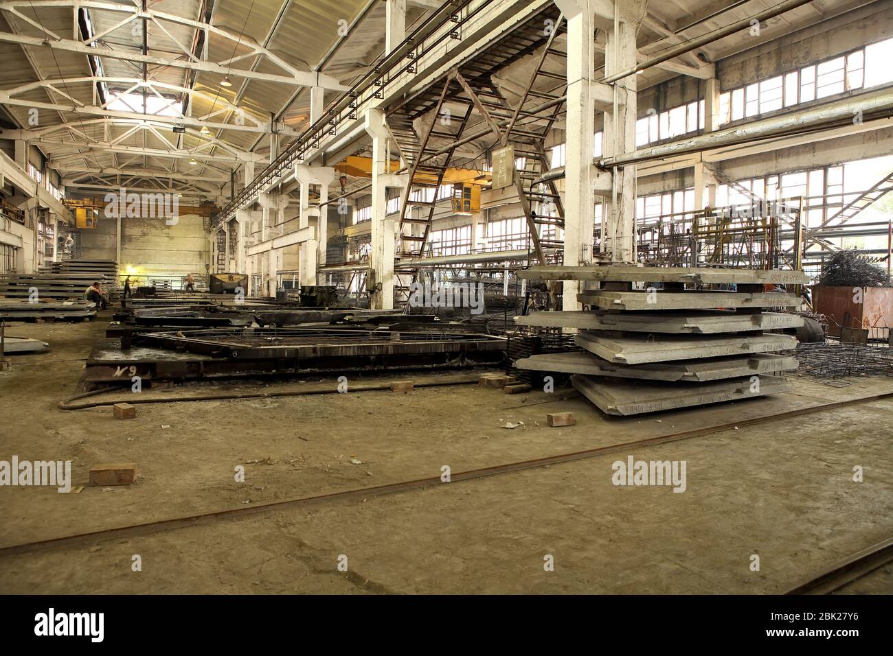 Usine de panneaux en béton pour la construction à domicile. Production énorme. Création de matériaux de construction. Panneaux de production pour la construction et renforcés Banque D'Images