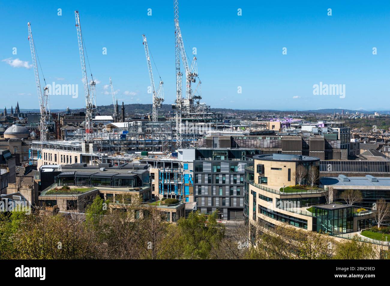 Les travaux sur le chantier de réaménagement du Centre St James ont été suspendus en raison du verrouillage du coronavirus - vue de Calton Hill à Édimbourg, en Écosse, au Royaume-Uni Banque D'Images