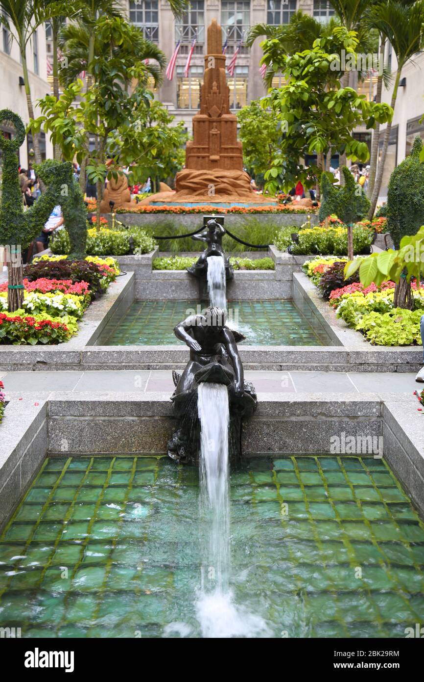 Rockefeller Plaza, belle fleur en fleurs, fontaine et sculpture dans les jardins du canal au Rockefeller Center, New York. Banque D'Images