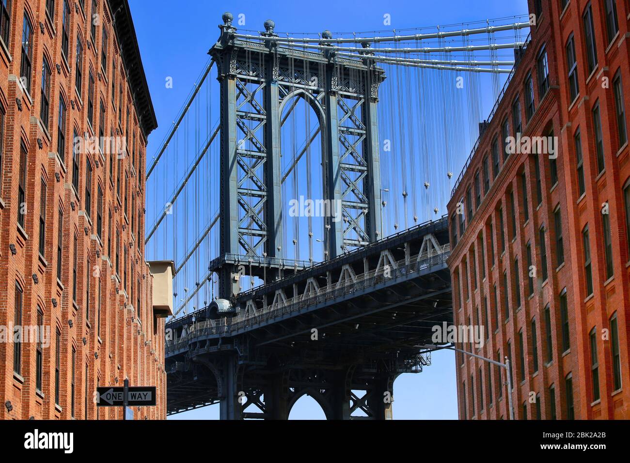 Vue de la rue Washington, Dumbo Brooklyn du pont de Manhattan au coucher du soleil. New York, États-Unis Banque D'Images