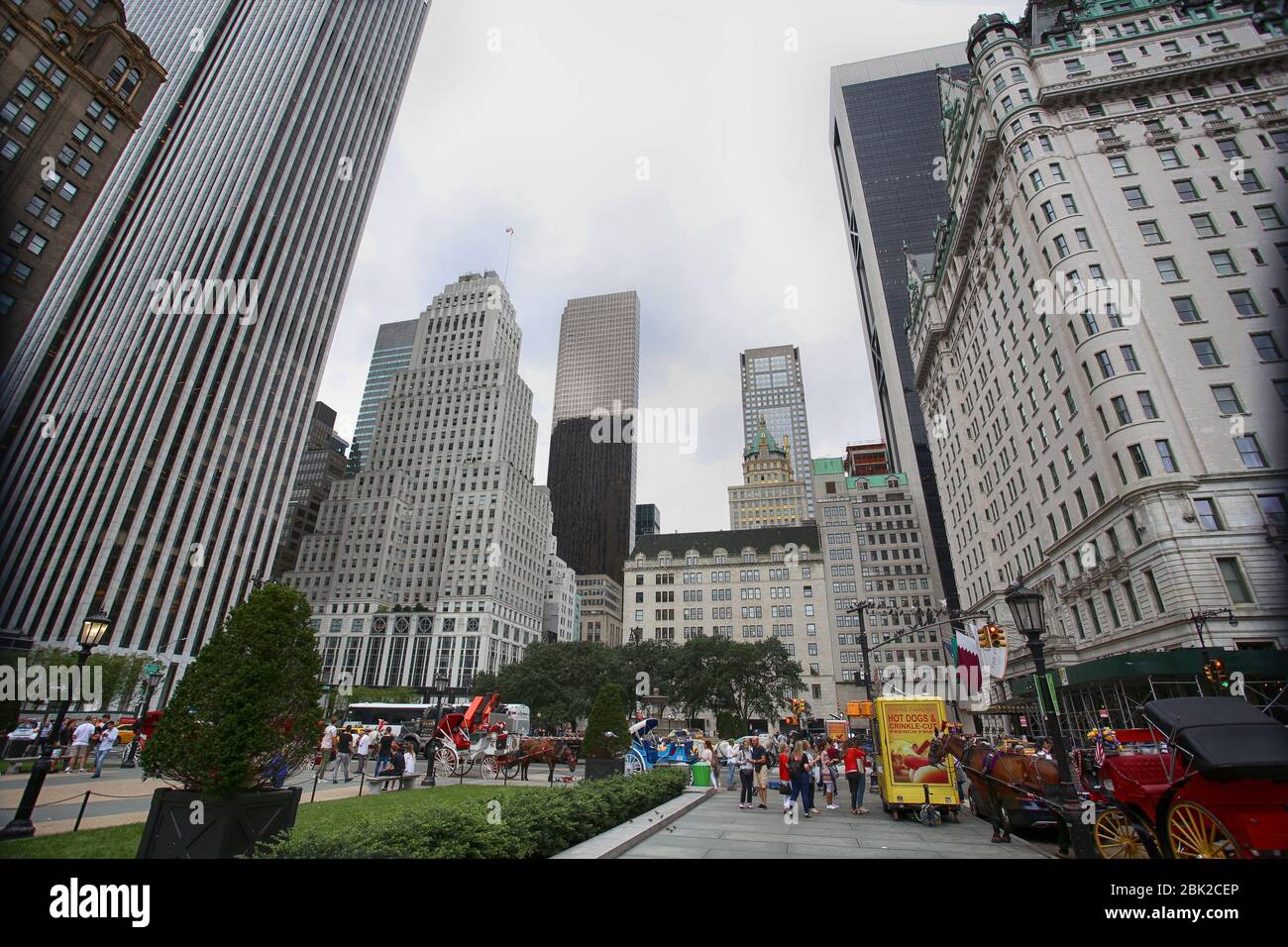 New York, États-Unis – 20 août 2018 : vue sur la circulation, les chevaux, les voitures et de nombreuses personnes bondées marchant de Grand Army Plaza à Manhattan, New York, États-Unis Banque D'Images