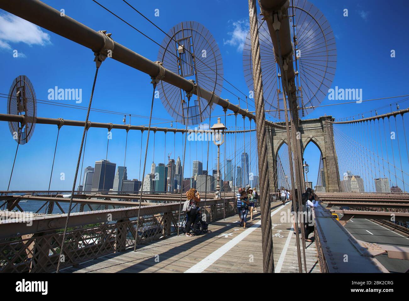 New York, USA - Le 23 août 2018 : Les gens de passage pour piétons sur le pont de Brooklyn, ce pont relie Manhattan et à Brooklyn et est l'un des bi Banque D'Images