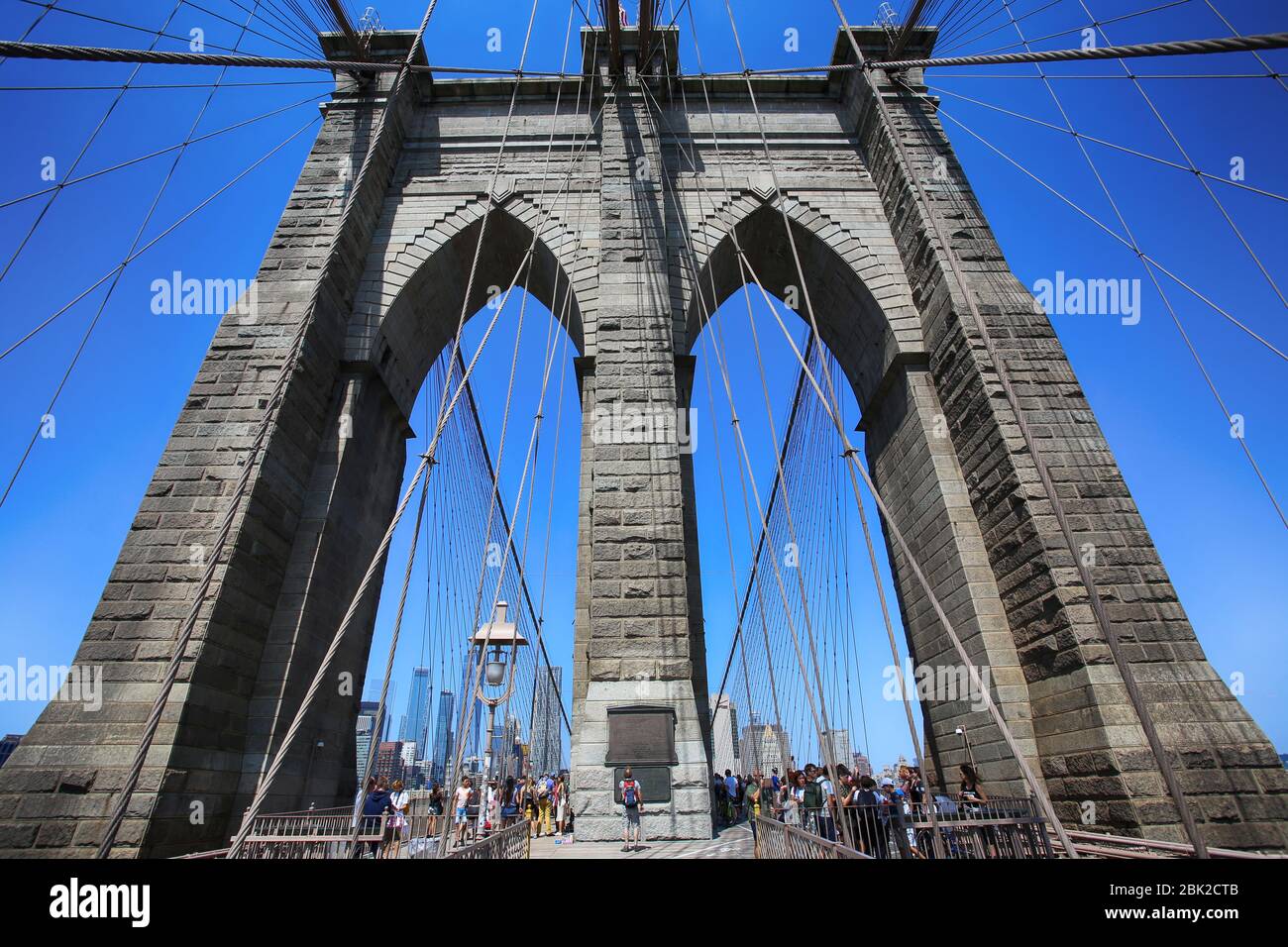 New York, USA - Le 23 août 2018 : Les gens de passage pour piétons sur le pont de Brooklyn, ce pont relie Manhattan et à Brooklyn et est l'un des bi Banque D'Images