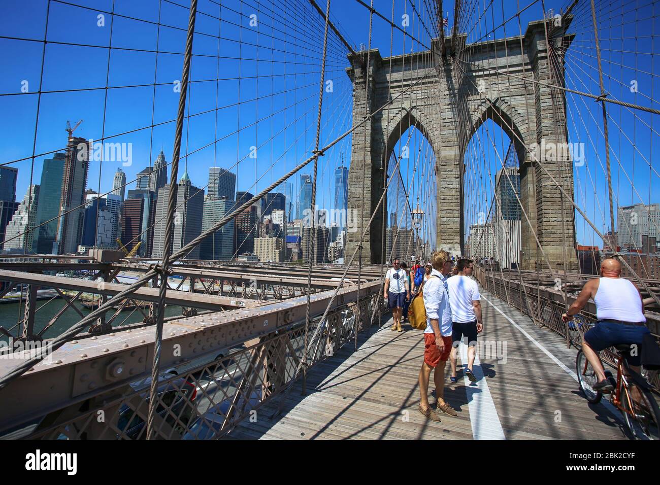 New York, USA - Le 23 août 2018 : Les gens de passage pour piétons sur le pont de Brooklyn, ce pont relie Manhattan et à Brooklyn et est l'un des bi Banque D'Images
