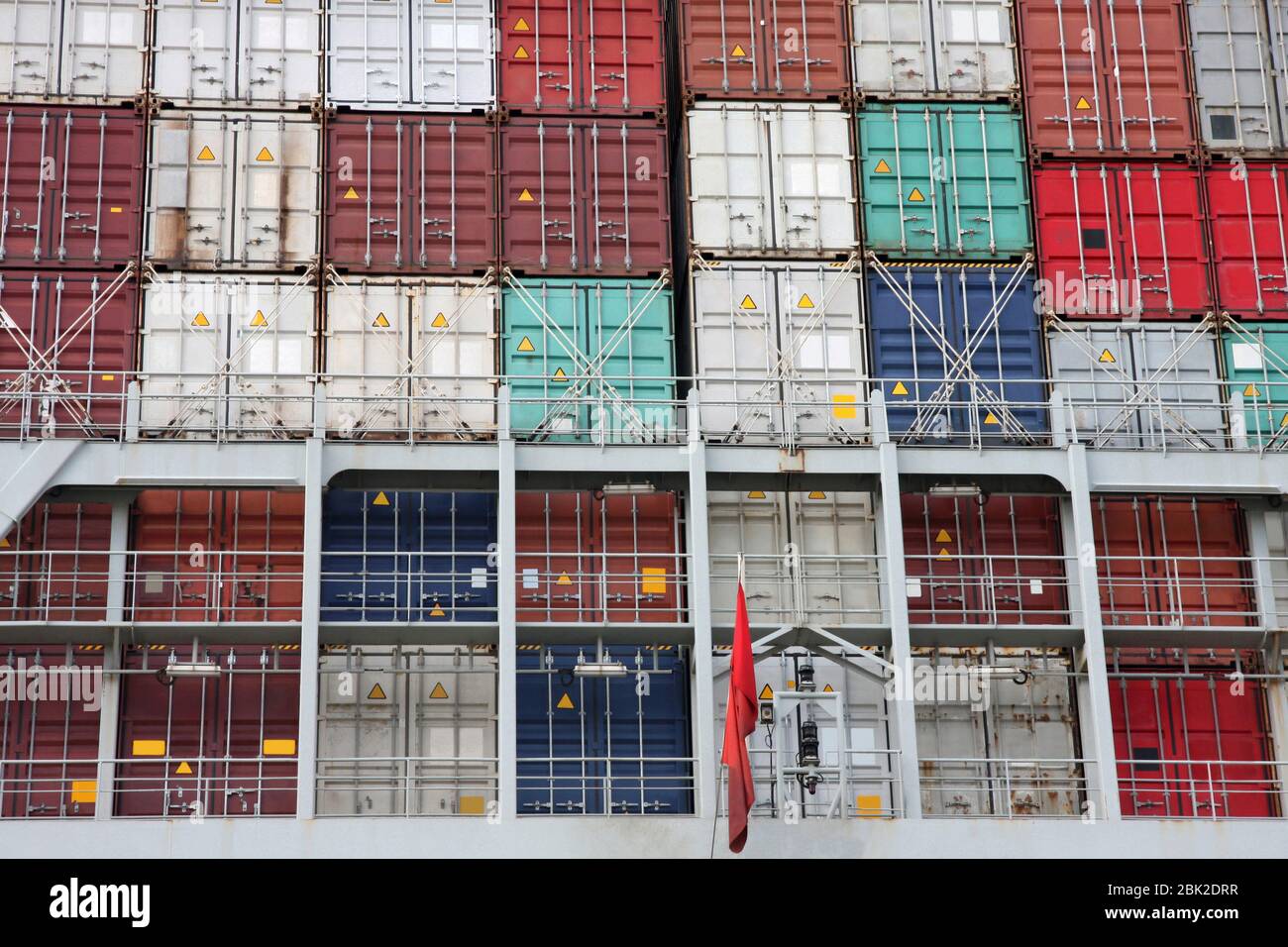 Détails du grand navire à conteneurs de fret dans le port de Hambourg Banque D'Images