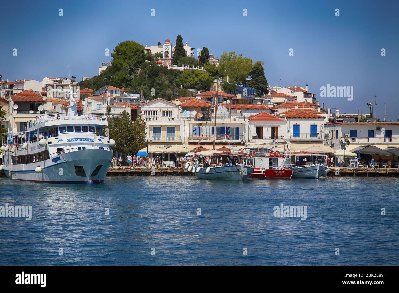 Skiathos, Grèce - 17 août 2017 : vue panoramique sur le port de Skiathos, Grèce. L'île de Skiathos est une île magnifique qui attire le touriste Banque D'Images