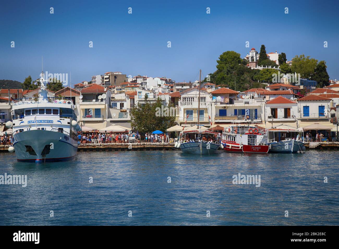 Skiathos, Grèce - 17 août 2017 : vue panoramique sur le port de Skiathos, Grèce. L'île de Skiathos est une île magnifique qui attire le touriste Banque D'Images