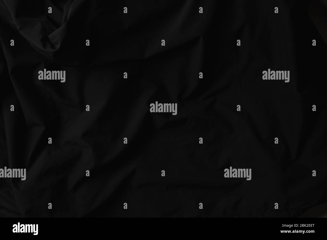 Gros plan sur une texture en tissu noir ridée. Banque D'Images