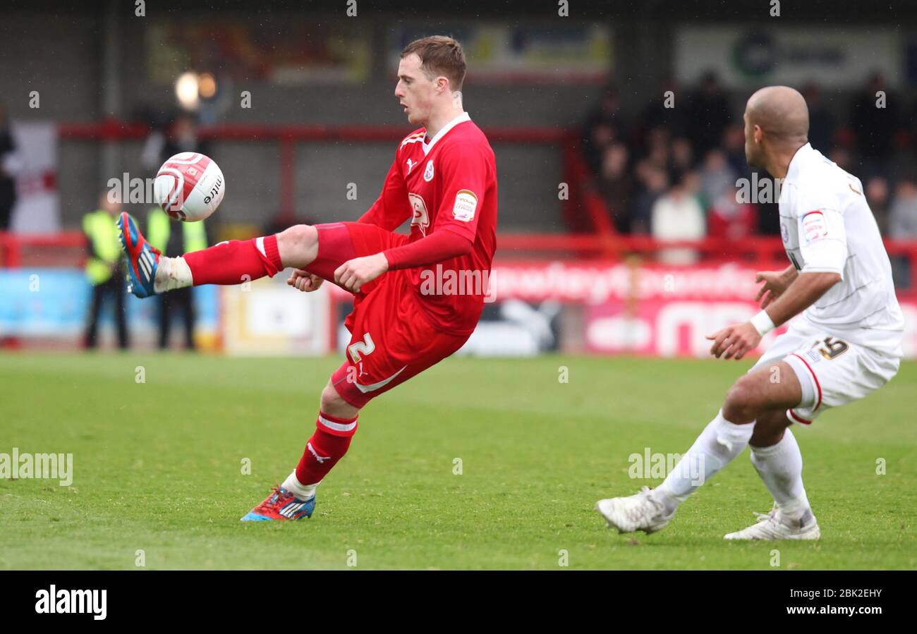 JAMES BOARDMAN / 07967642437 Scott Davies, de Crawley Town, contrôle la balle lors du match de la division NPower entre Crawley Town et Hereford United au stade Broadfield de Crawley. 28 avril 2012. Banque D'Images