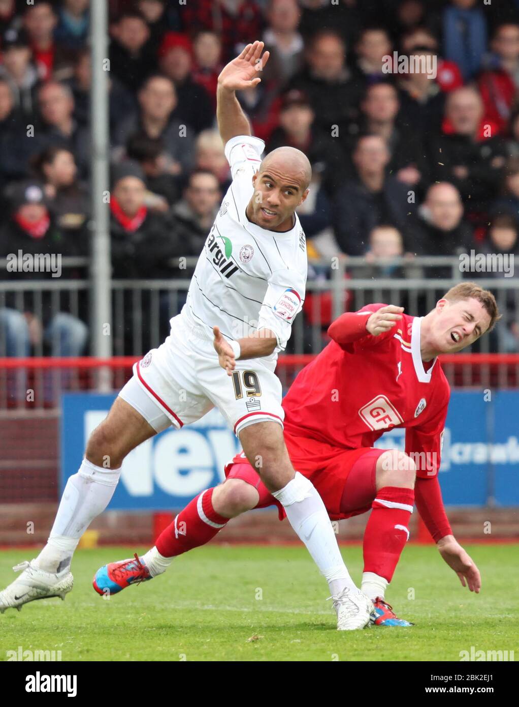 JAMES BOARDMAN / 0796762437 Scott Davies, de Crawley Town, est contesté par James Chambers lors du match de la division NPower entre Crawley Town et Hereford United au stade Broadfield de Crawley. 28 avril 2012. Banque D'Images