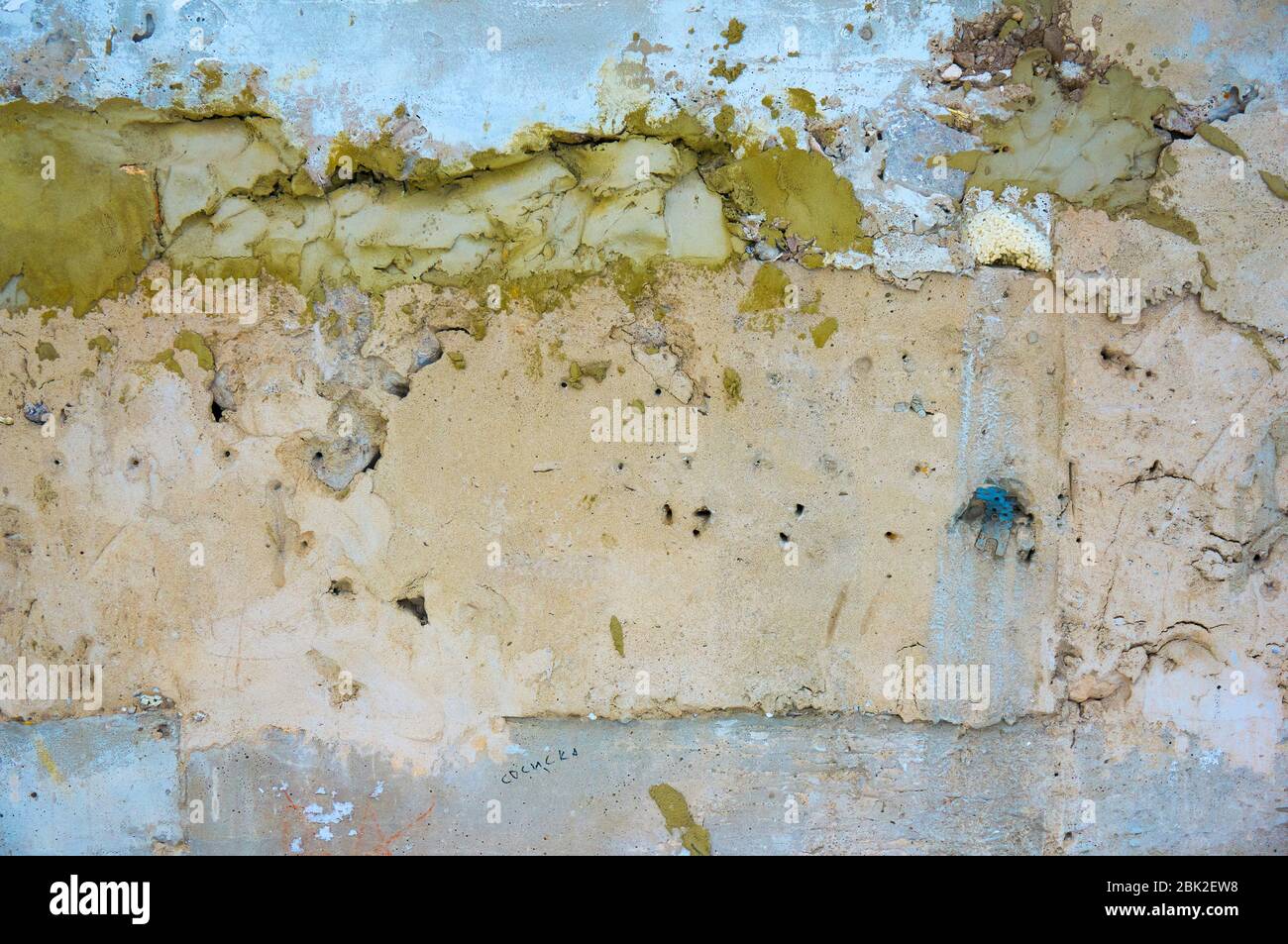 Texture de la paroi fissurée en plâtre. Vieux arrière-plan gris et dérésisté Banque D'Images
