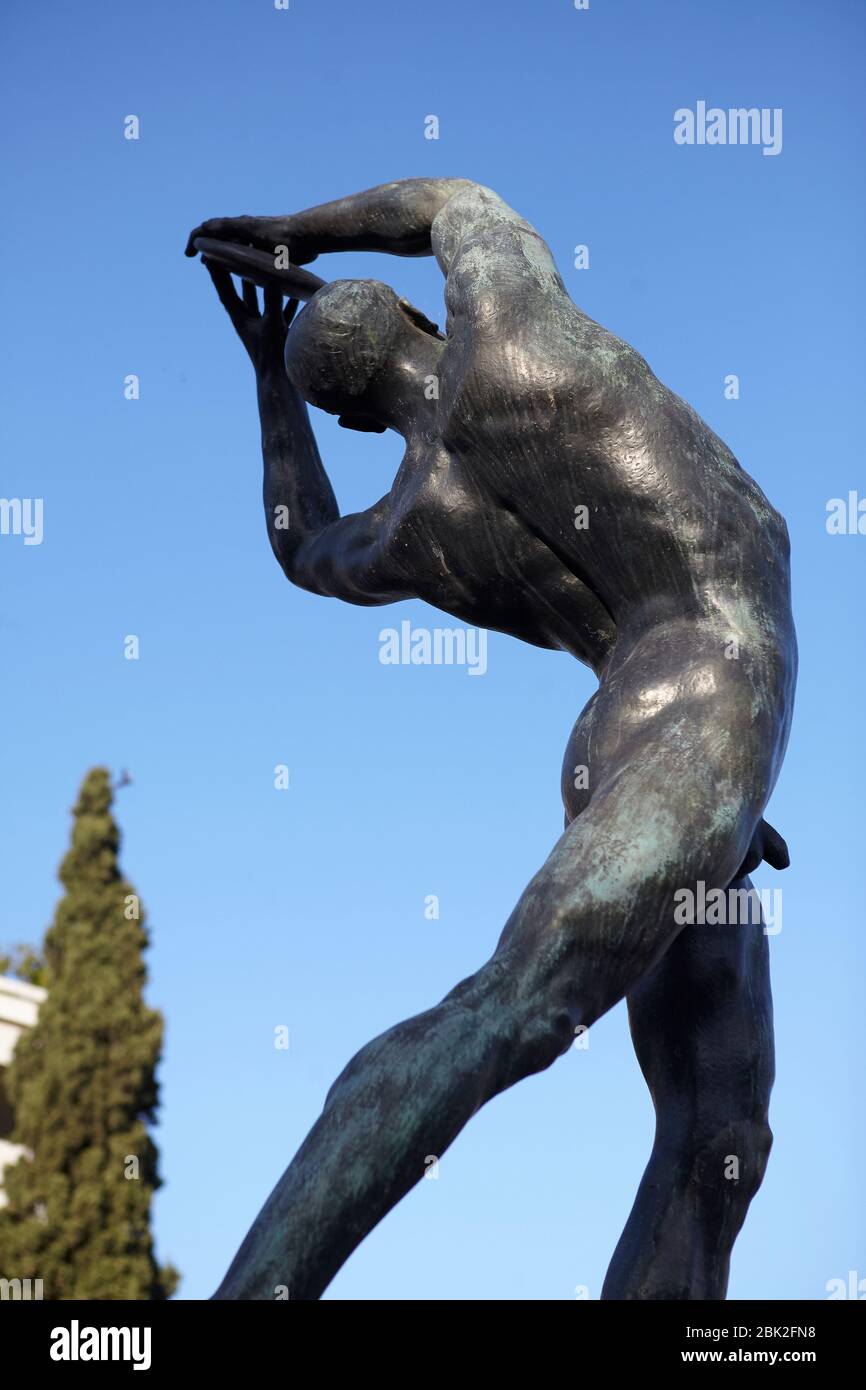 Statue de la faucheuse de Discus faite par Konstantinos Dimitriadis en 1927 devant le stade romain de Kallimarro, Athènes, Grèce Banque D'Images