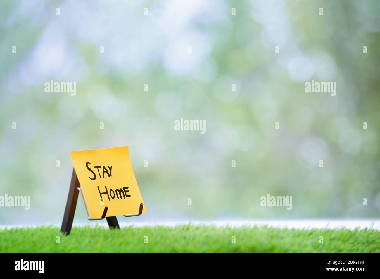 Note adhésive avec texte « Stay Home » Banque D'Images