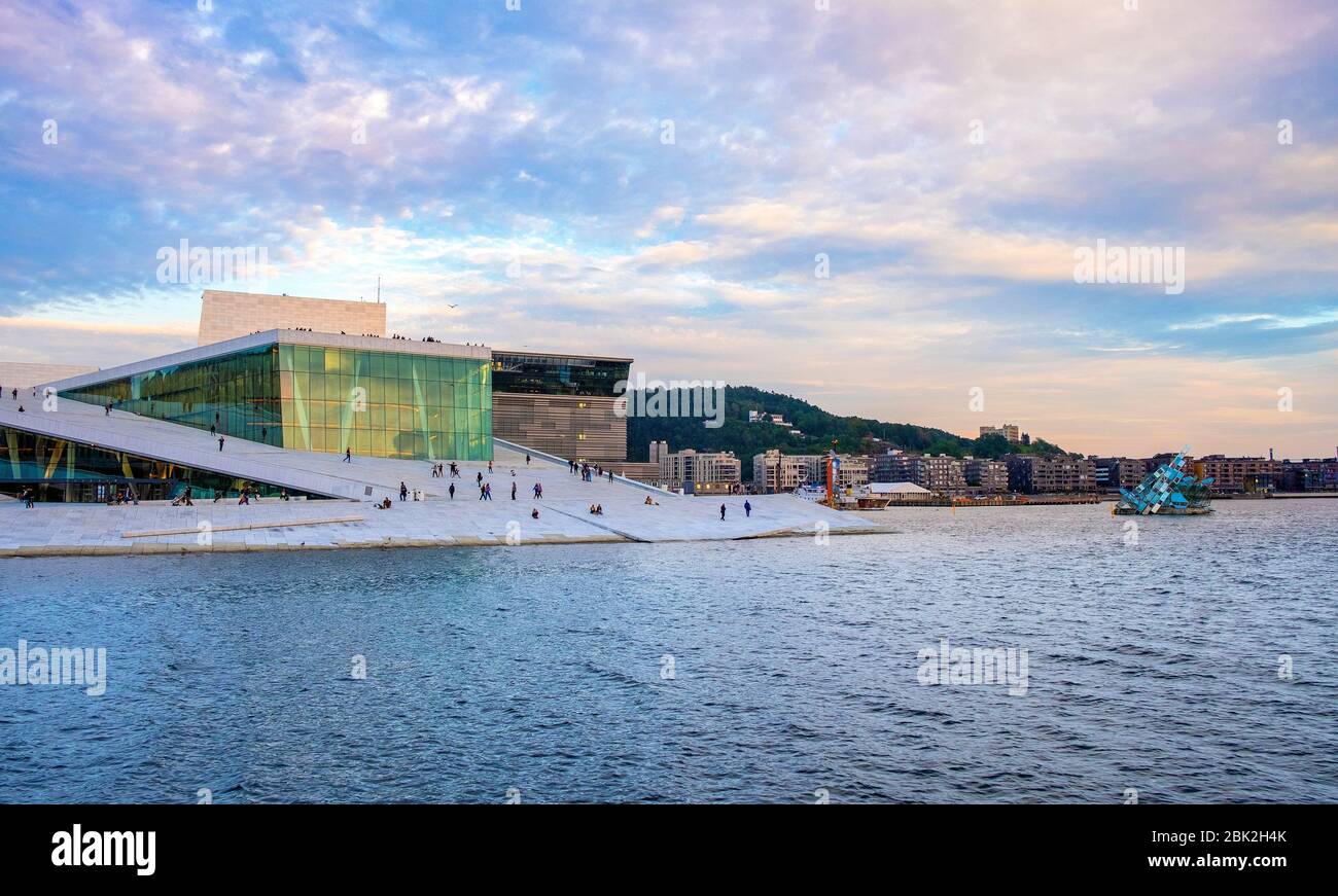 Oslo, Ostlandet / Norvège - 2019/08/31: Opéra d'Oslo moderne - Operahuset - dans le quartier de Bjorvika au bord de la mer d'Oslofjord Banque D'Images