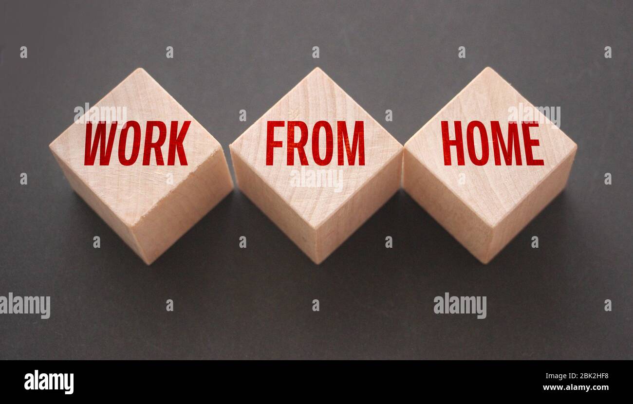 Travaillez à la maison, des mots sur des cubes en bois. Concept commercial de libre-emploi distant Banque D'Images