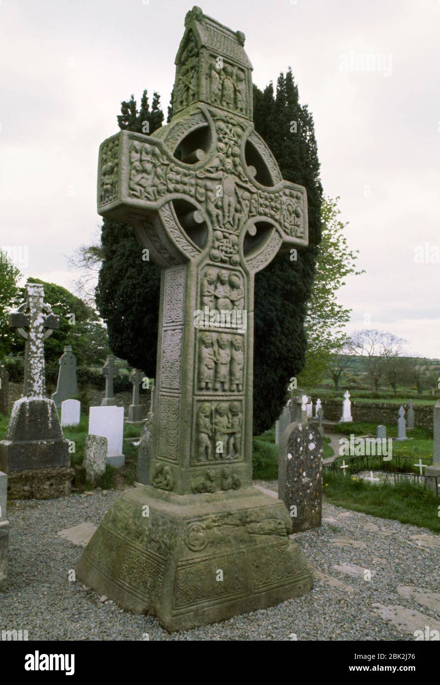 W face de la Croix de Muiredach, Monasterboice, Co Louth, République d'Irlande: Une première Croix élevée du C10ème montrant la Crucifixion et d'autres scènes de la Bible. Banque D'Images