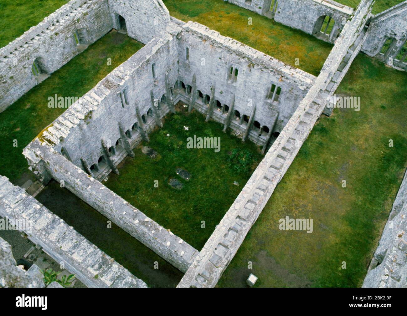 Vue de la tour de l'église de l'abbaye franciscaine de Quin, Co Clare, République d'Irlande, dans le dortoir du premier étage avec le cloître garth ci-dessous. Banque D'Images