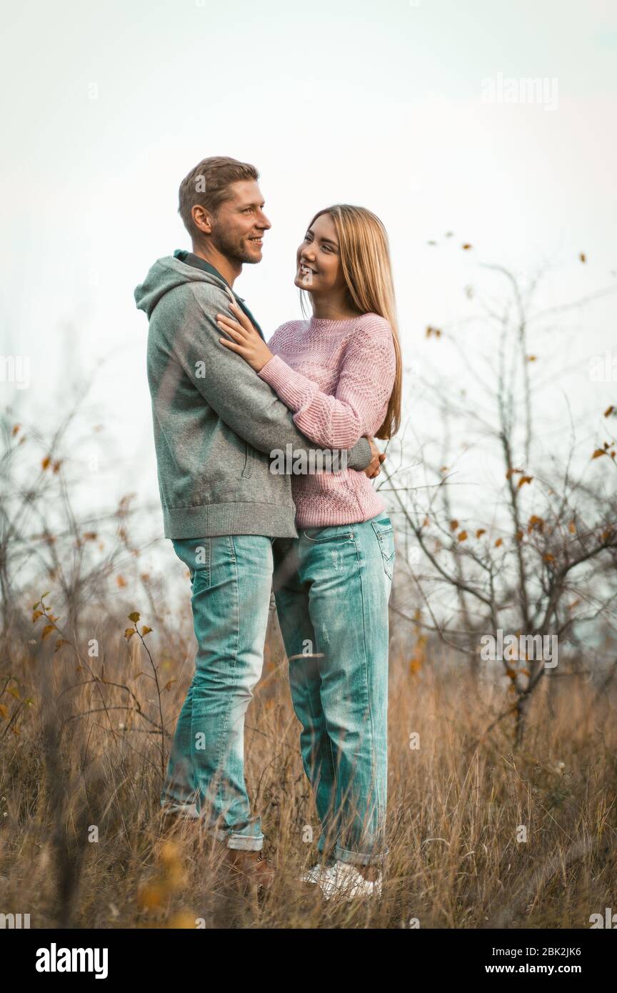 Couple dans l'amour se dresse faire passer dans la nature à l'extérieur Banque D'Images