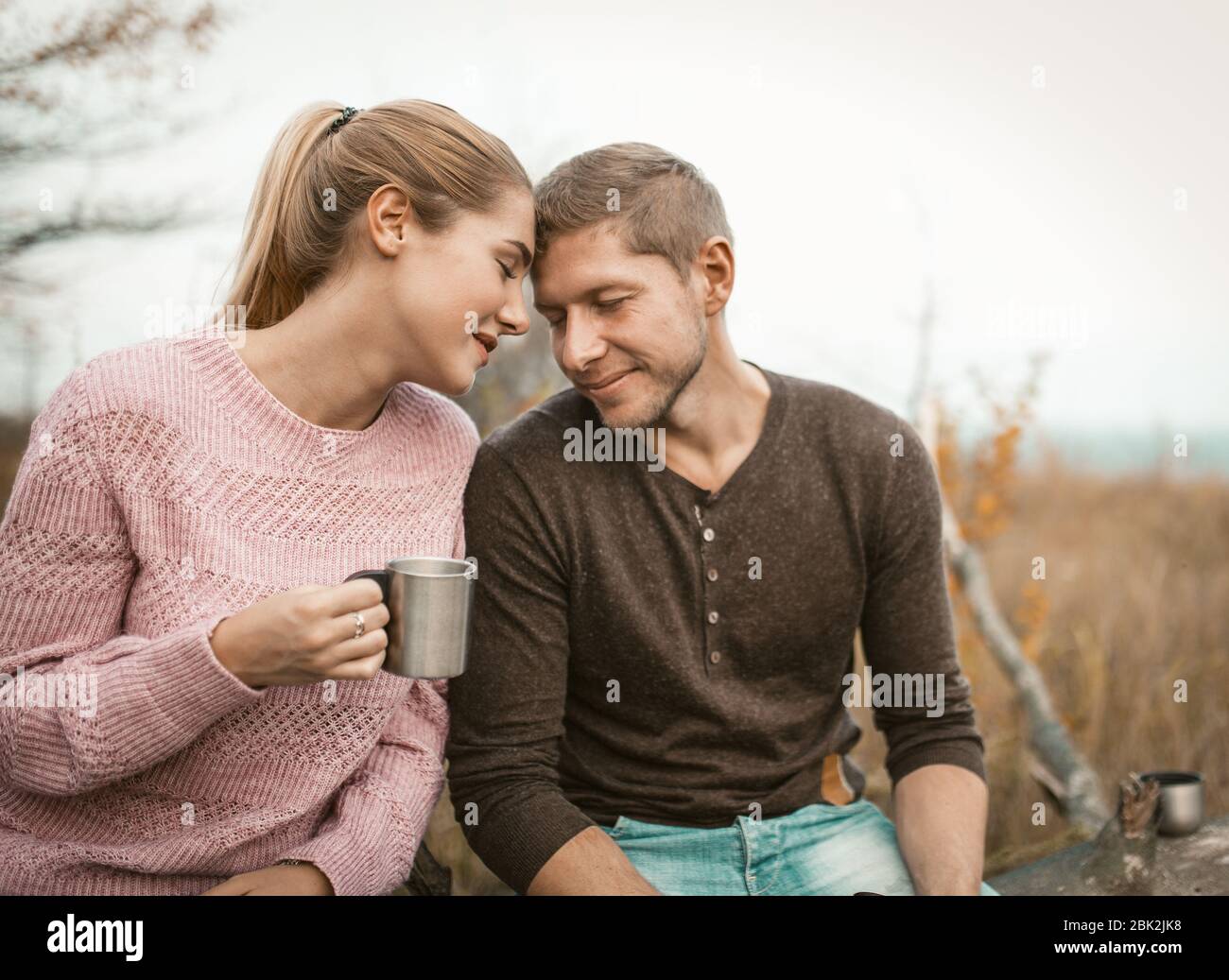 Un couple heureux dans l'Amour a touché leurs front dans la nature Banque D'Images