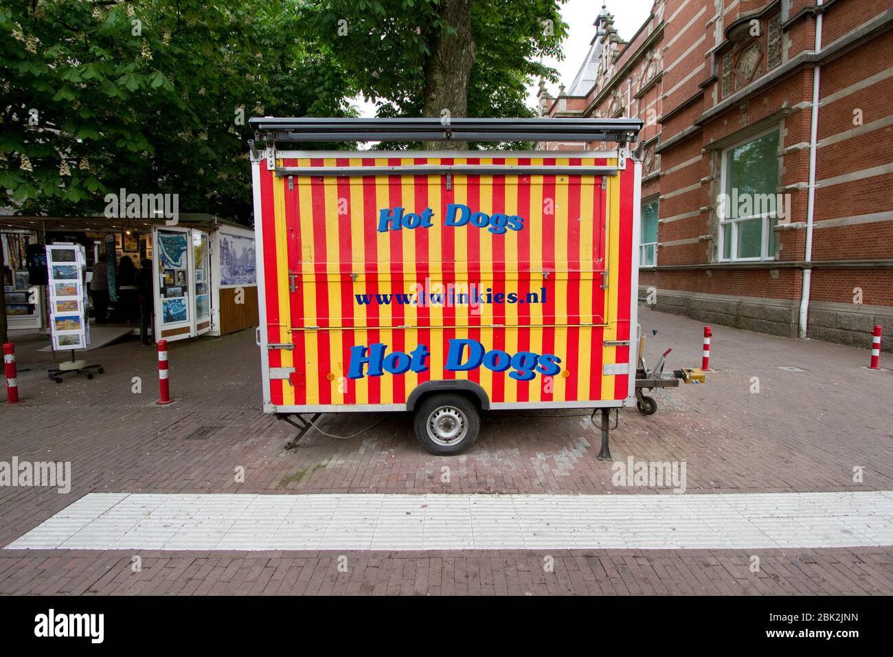 Camion de nourriture pour hot dogs coloré stationné au museumplein, Amsterdam Banque D'Images