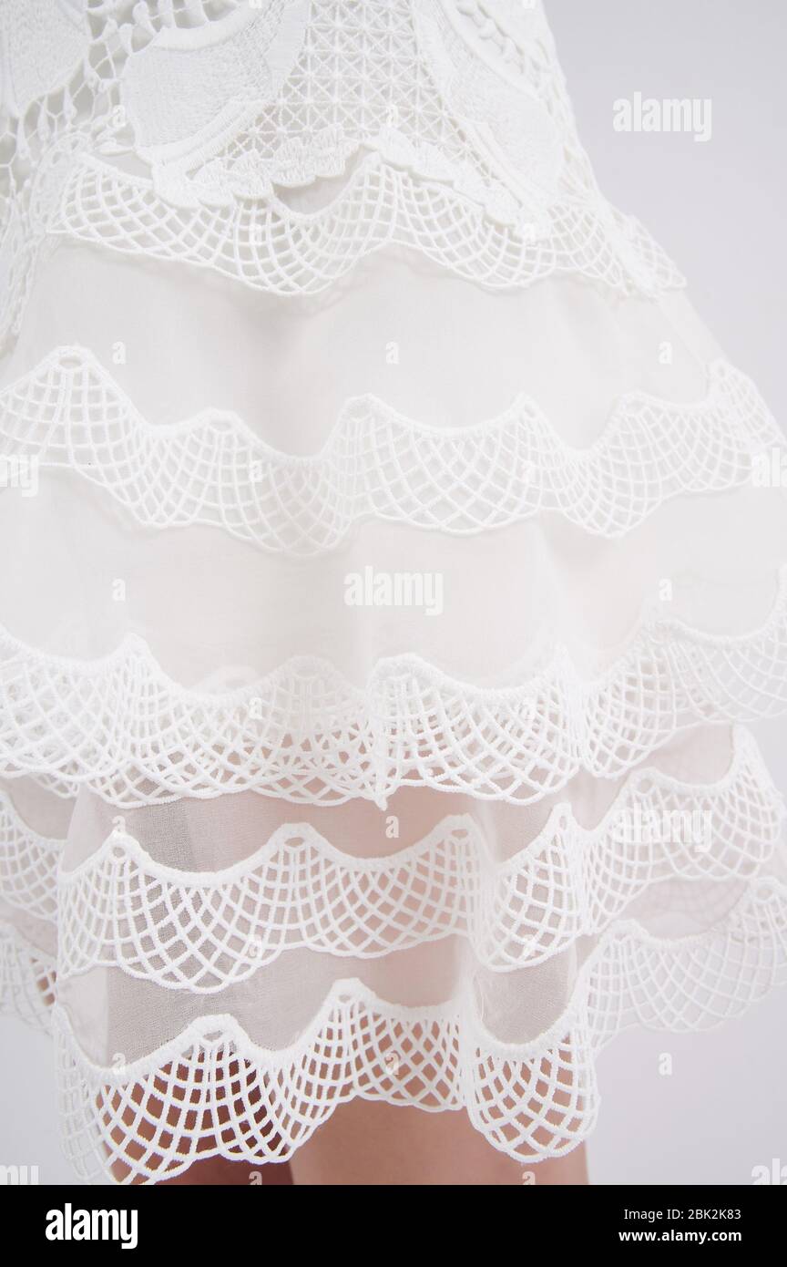 Fille dans belle robe de mariage blanche faite de tulle avec des volants. Gros plan vertical photo. Banque D'Images