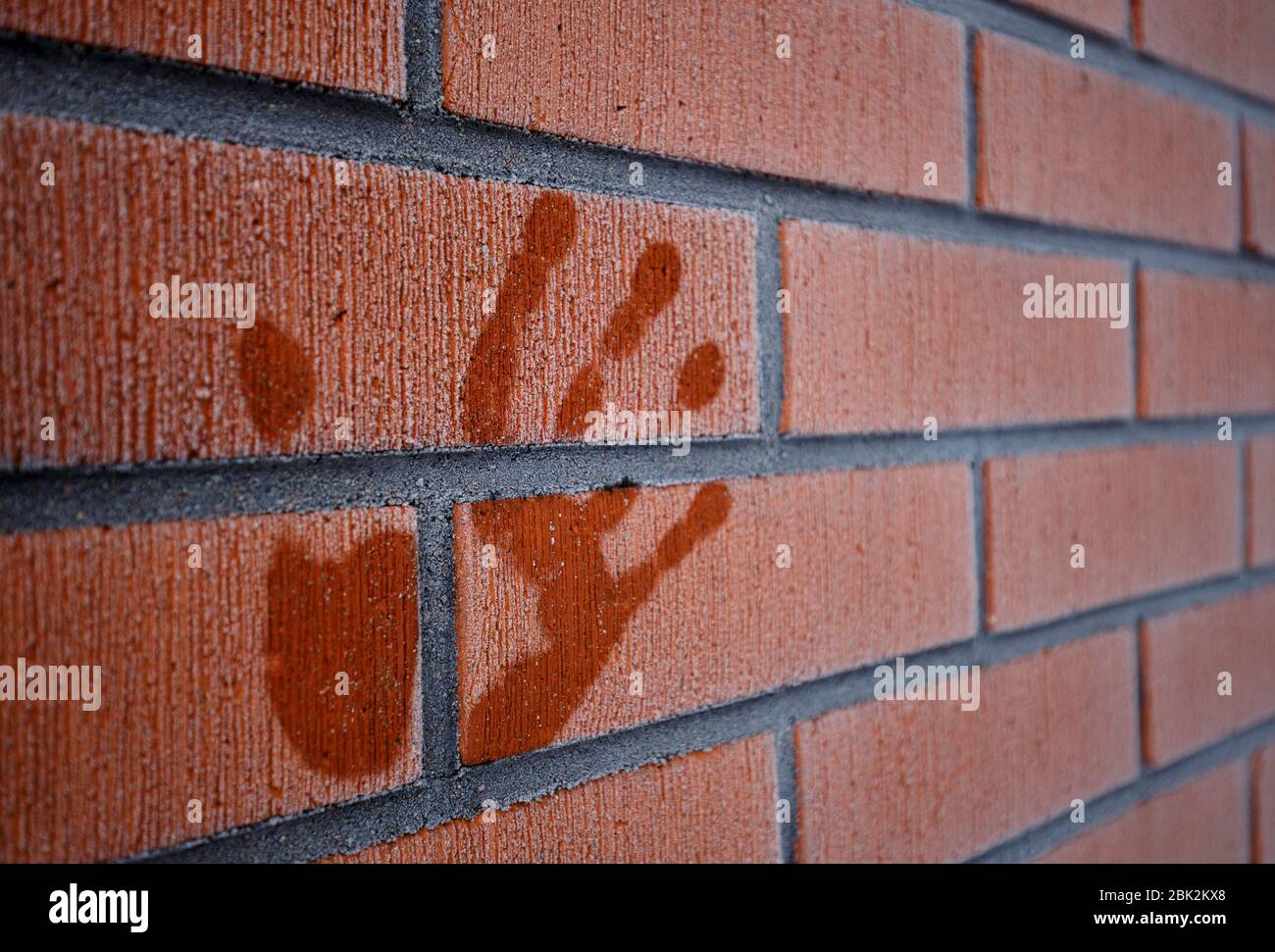 Imprimé palmiers fondu sur mur de carreaux rouges givrés à Winter, Finlande Banque D'Images