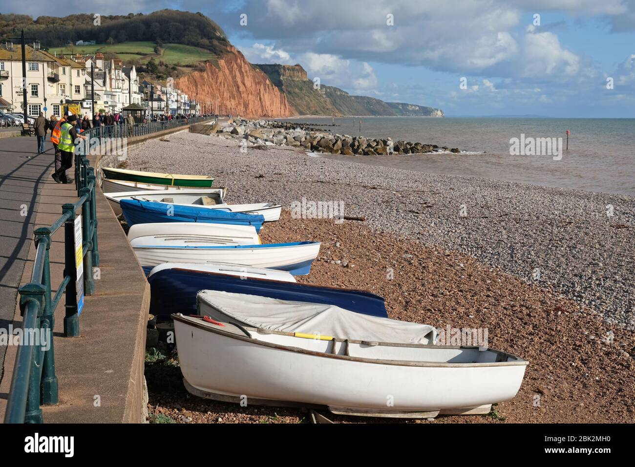 Sidmouth, Angleterre - 7 novembre 2019 : le bord de mer en galets est une attraction populaire dans la ville de Devon est pour les habitants et les vacanciers Banque D'Images